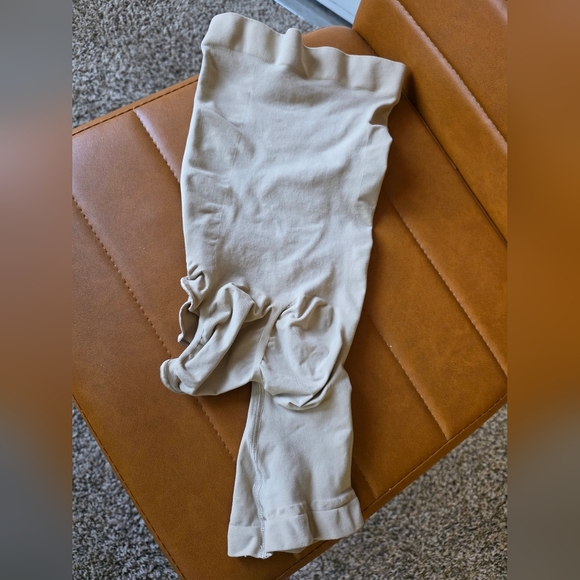 SKIMS Seamless Sculpt Solution Short Left Leg Exposed - Picture 5 of 5